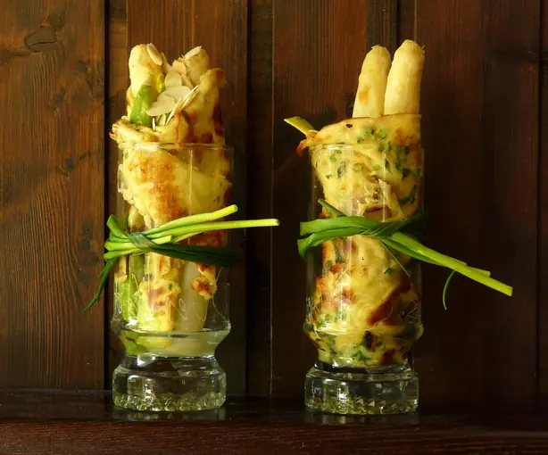 Foto von Crêpes mit Spargel & Avocado – fertig angerichtet