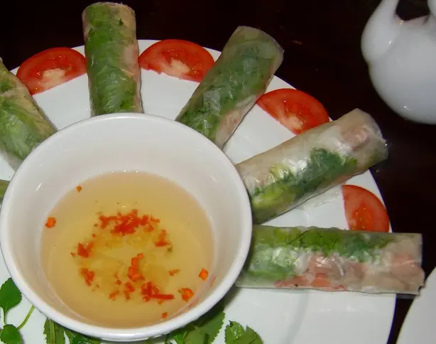 Foto von Chinesische Frühlingsrollen klassisch – fertig angerichtet