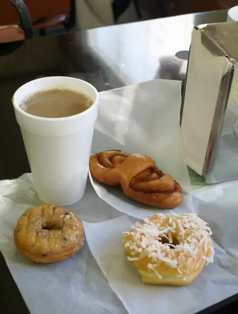 Foto von Klassische Amerikanische Donuts & Kaffee – fertig angerichtet
