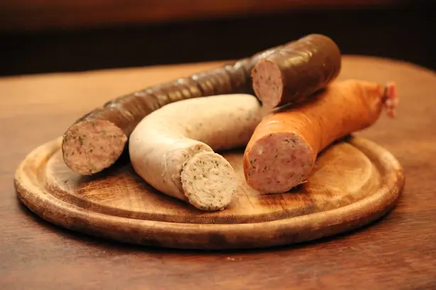 Foto von Nürnberger Stadtwurst hausgemacht – fertig angerichtet