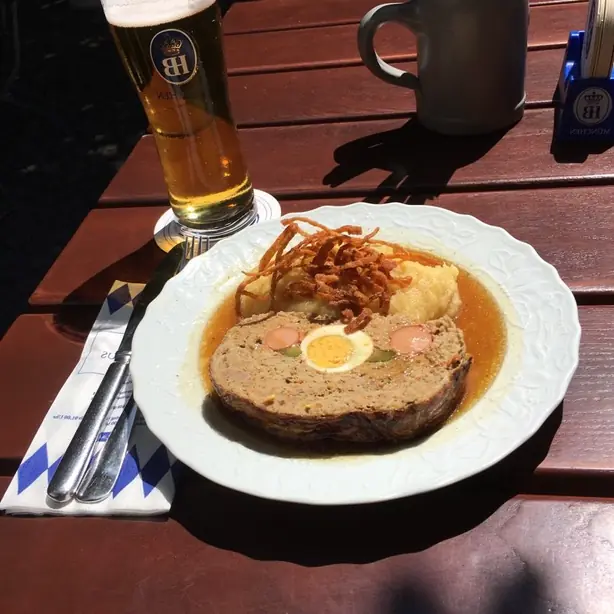 Foto von Wiener Stephaniebraten klassisch – fertig angerichtet