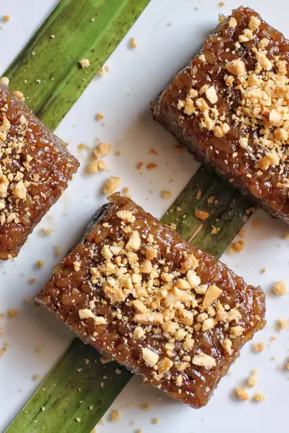 Foto von Filipinisches Biko mit Latik – fertig angerichtet