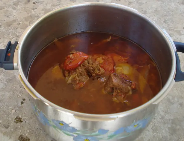 Foto von Griechisches Rindfleisch-Stifado – fertig angerichtet