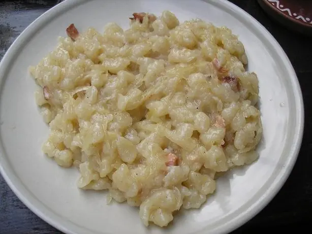 Foto von Slowakische Strapačky mit Sauerkraut – fertig angerichtet