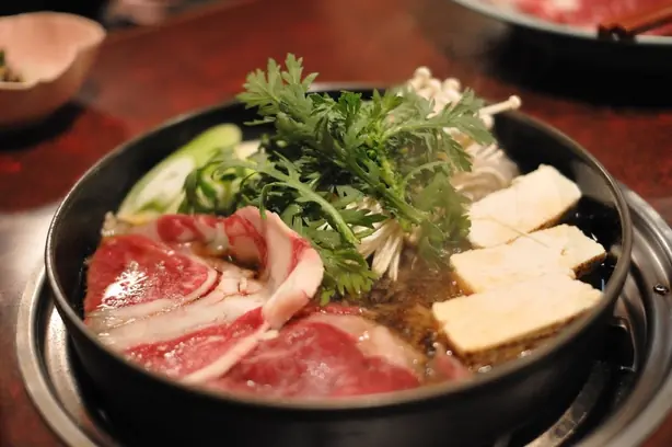 Foto von Klassisches Japanisches Sukiyaki (2) – fertig angerichtet