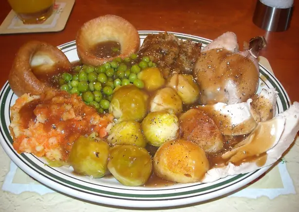 Foto von Englischer Sunday Roast mit Roastbeef – fertig angerichtet