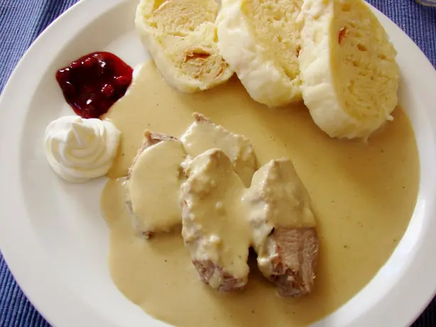 Foto von Böhmischer Lendenbraten Svíčková – fertig angerichtet