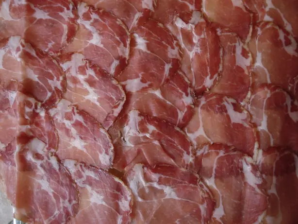 Foto von Hausgemachter Capocollo Kalabrischer Art – fertig angerichtet