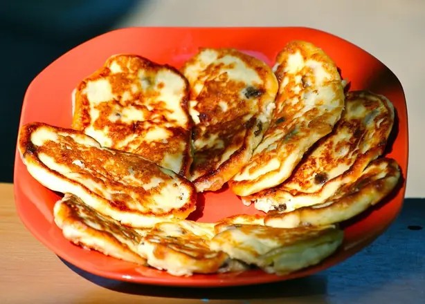 Foto von Russische Syrniki Quarkpfannkuchen – fertig angerichtet