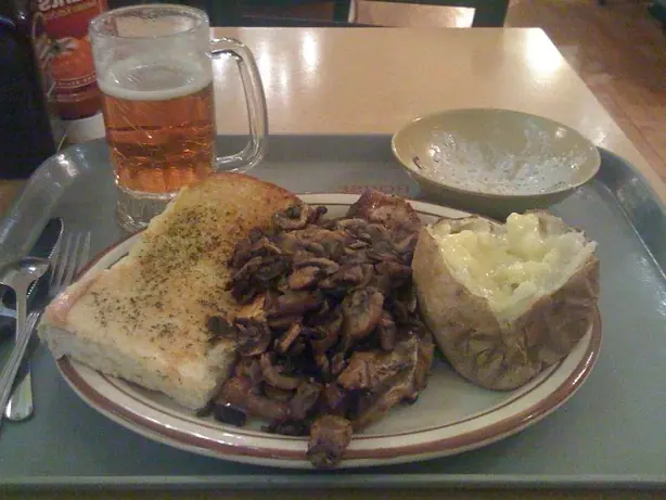 Foto von San Francisco Tad’s Steak klassisch – fertig angerichtet