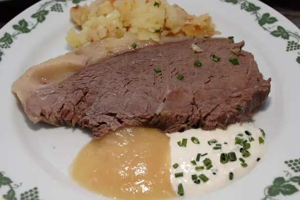 Foto von Klassischer Wiener Tafelspitz – fertig angerichtet