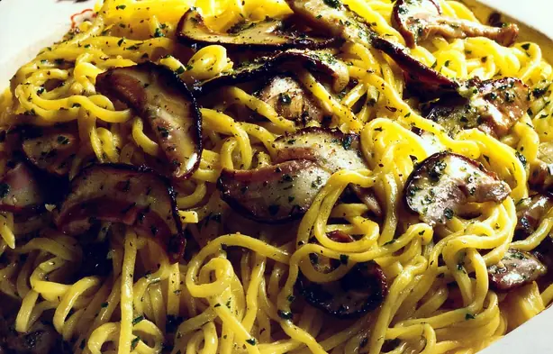 Foto von Piemonteser Tagliolini mit Salbeibutter – fertig angerichtet