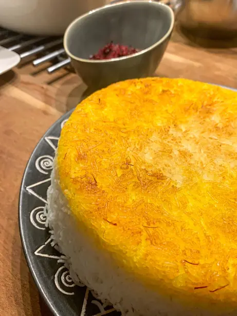 Foto von Persischer Kartoffel-Tahdig klassisch – fertig angerichtet