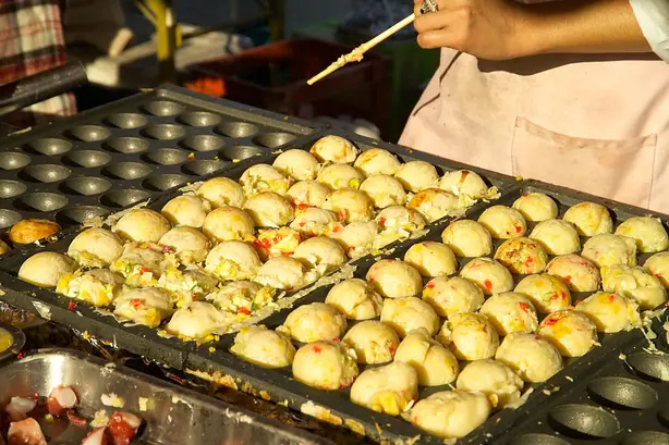 Foto von Japanische Oktopusbällchen Takoyaki – fertig angerichtet
