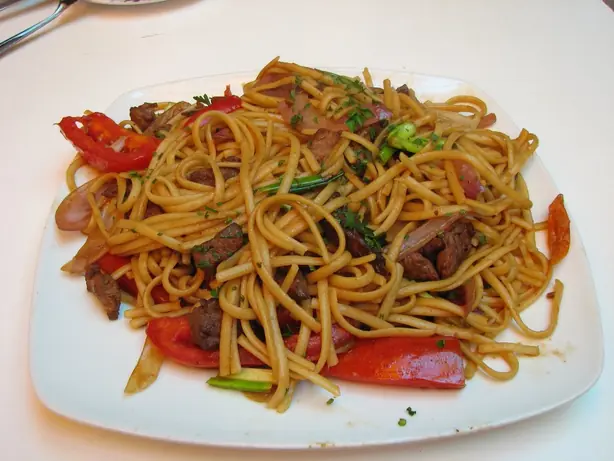 Foto von Peruanischer Bratreis Arroz Chaufa – fertig angerichtet