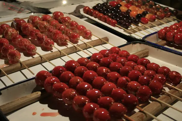 Foto von Chinesische Tanghulu Früchte-Spieße – fertig angerichtet