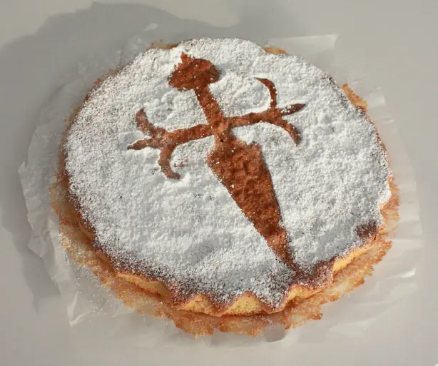 Foto von Spanische Tarta de Santiago Klassisch (2) – fertig angerichtet