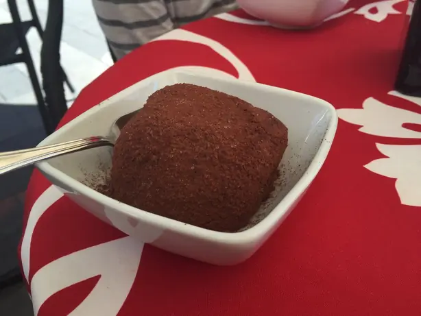 Foto von Klassischer Tartufo di Pizzo – fertig angerichtet