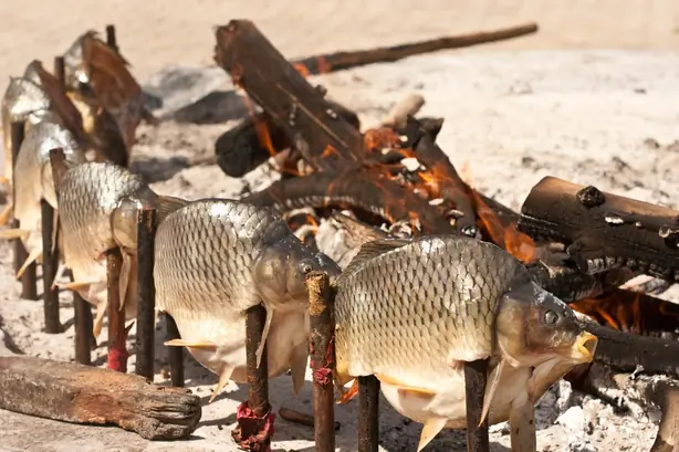 Foto von Irakischer Masgouf Fisch klassisch – fertig angerichtet