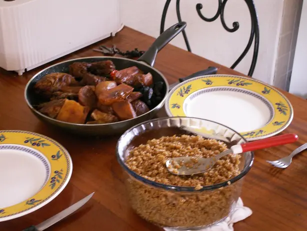 Foto von Senegalesisches Thieboudienne klassisch – fertig angerichtet