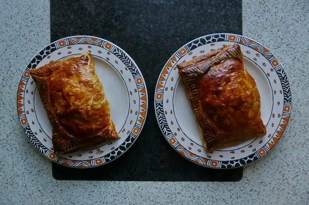 Foto von Thunfisch-Blätterteig-Päckchen – fertig angerichtet