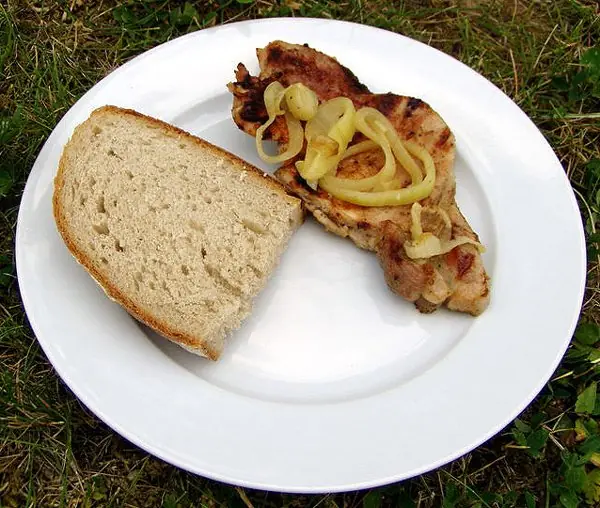 Foto von Thüringer Rostbrätel klassisch – fertig angerichtet