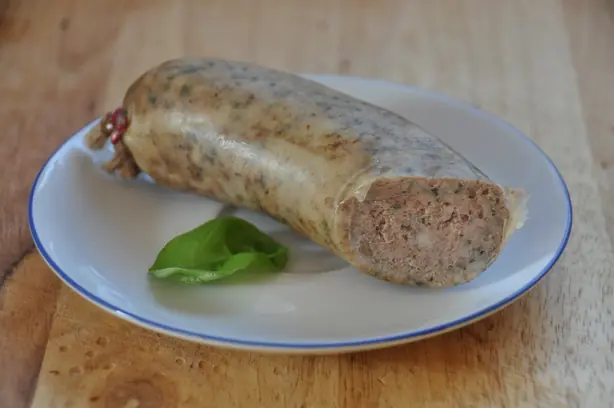 Foto von Hausgemachte Thüringer Leberwurst – fertig angerichtet