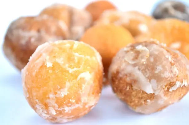 Foto von Klassische Glazierte Donut Holes – fertig angerichtet