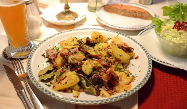 Foto von Klassisches Tiroler Gröstl – fertig angerichtet