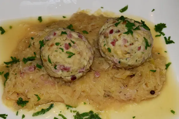 Foto von Klassische Tiroler Speckknödel (2) – fertig angerichtet
