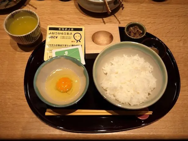 Foto von Japanisches Tamago Kake Gohan – fertig angerichtet