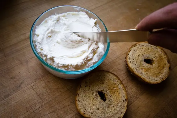 Foto von New Yorker Bagel mit Frischkäse – fertig angerichtet