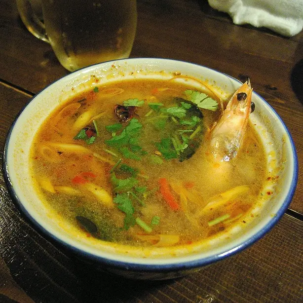 Foto von Thailändische Tom Yam Kung Klassisch – fertig angerichtet