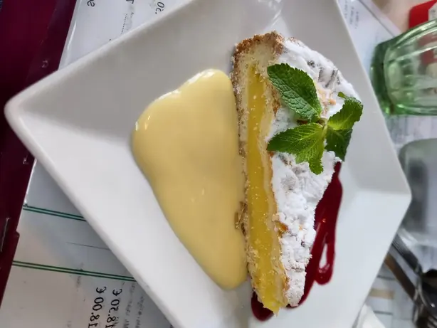 Foto von Toskanische Torta della nonna – fertig angerichtet