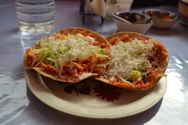 Foto von Mexikanische Tostadas de Tinga – fertig angerichtet