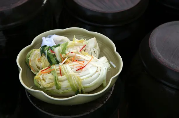 Foto von Koreanisches Weißes Kimchi (Baek-kimchi) – fertig angerichtet