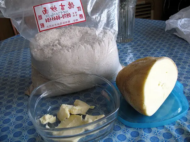 Foto von Tibetisches Tsampa mit Buttertee – fertig angerichtet