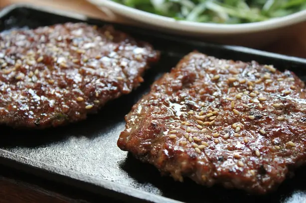 Foto von Koreanisches Tteok-galbi Klassisch – fertig angerichtet