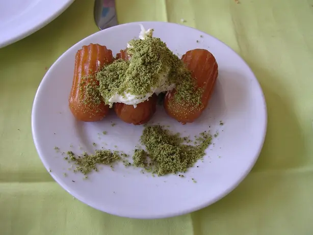Foto von Türkische Tulumba mit Sirup – fertig angerichtet