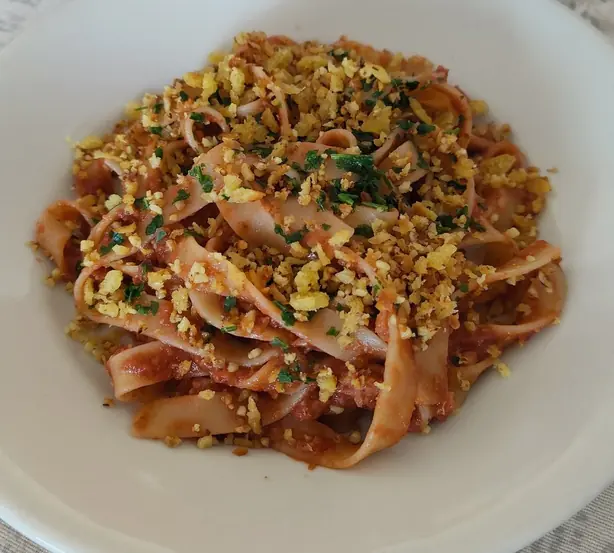 Foto von Arbëreshë-Bohnen-Eintopf mit Kräutern – fertig angerichtet