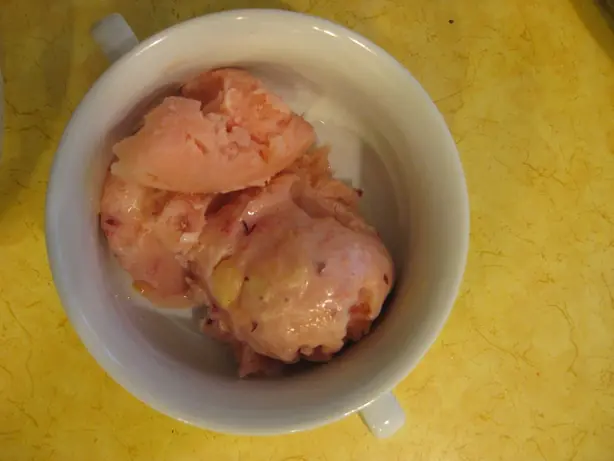 Foto von Italienisches Tutti Frutti Eis – fertig angerichtet