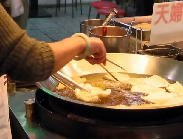 Foto von Klassisches Japanisches Tempura (2) – fertig angerichtet