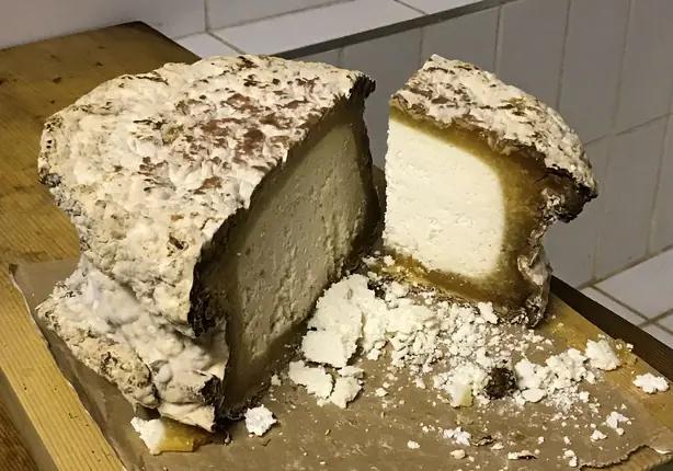 Foto von Tiroler Saurer Graukäse klassisch – fertig angerichtet