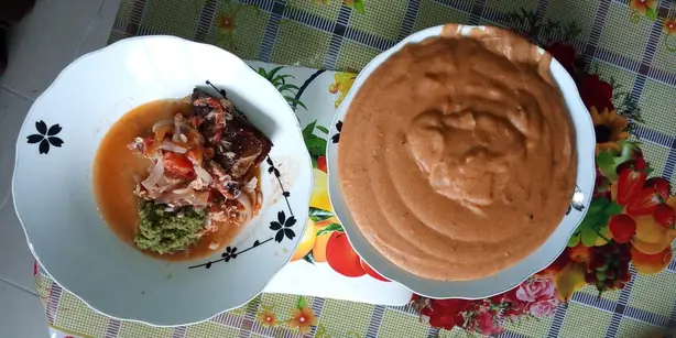 Foto von Amiwo – Beninesischer Maispudding – fertig angerichtet