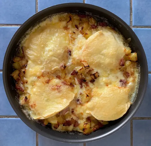 Foto von Klassisches Savoyer Tartiflette (2) – fertig angerichtet