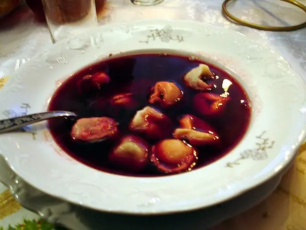 Foto von Polnische Uszka mit Pilzfüllung – fertig angerichtet