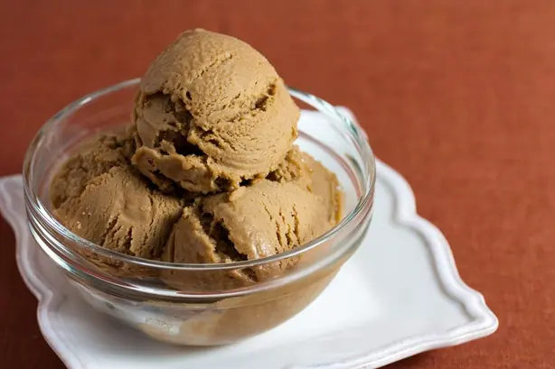 Foto von Klassisches Kaffee-Sahneeis – fertig angerichtet