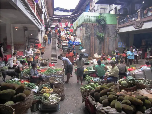 Foto von Balinesisches Schweinefleisch mit Basa Gede – fertig angerichtet
