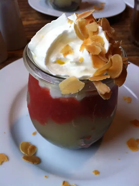 Foto von Holsteiner Verschleiertes Bauernmädchen – fertig angerichtet