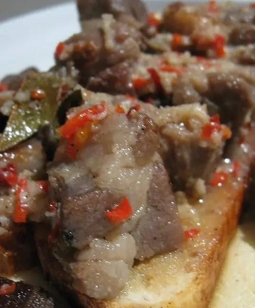 Foto von Madeirensisches Carne de Vinha d'alhos – fertig angerichtet